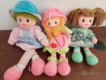 tre bambole di pezza 
