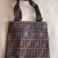 Borsa a tracolla di FENDI  Misure 20 x 20 circa