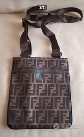 Borsa a tracolla di FENDI  Misure 20 x 20 circa