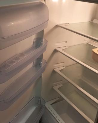 Frigorifero grigio metallizzato