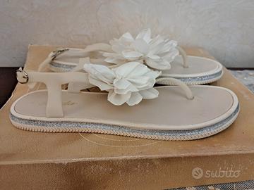  sandali infradito con fiore 