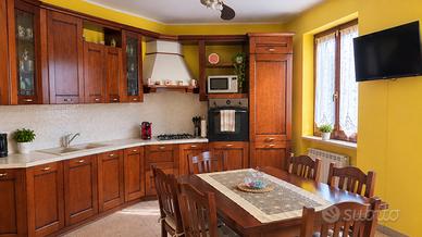 CUCINA AD ANGOLO CON ELETTRODOMESTICI