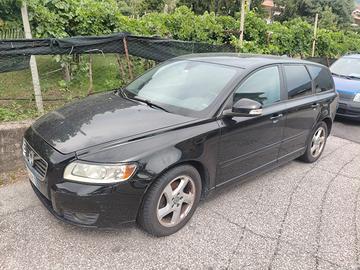macchina volvo v50