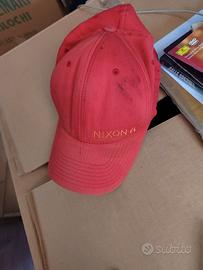 gioca a tennis tutto in rosso