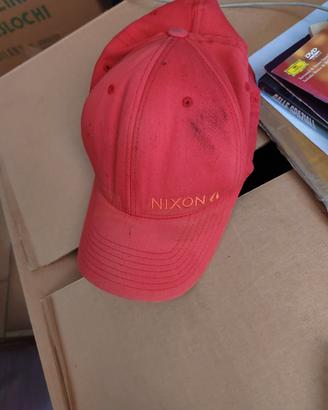 gioca a tennis tutto in rosso