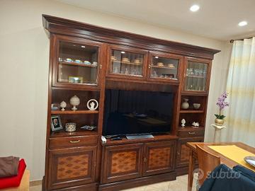 Parete attrezzata  completa di tavolo più sedie