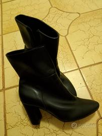 N 2 paia di stivaletti per donna