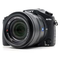 La Sony Cyber-shot DSC-RX10 II è una fotocamera
