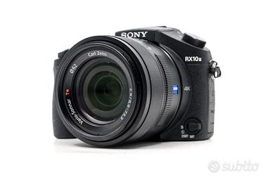 La Sony Cyber-shot DSC-RX10 II è una fotocamera