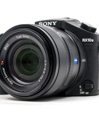 La Sony Cyber-shot DSC-RX10 II è una fotocamera
