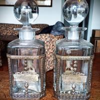 Coppia di bottiglie da liquore in vetro e argento