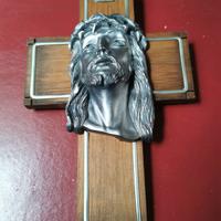 Peltro effige Cristo su croce in legno