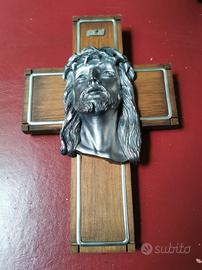 Peltro effige Cristo su croce in legno