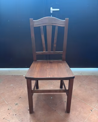 Sedie Rustiche in legno con seduta sagomata