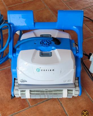 Robot per pulire la piscina 