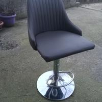 3 sgabelli girevoli e regolabili in altezza