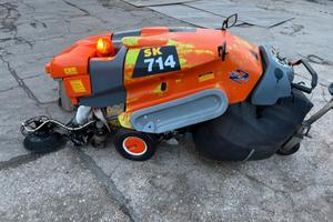 M168 - Motospazzatrice con aspirazione