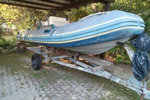 gommone con motore 