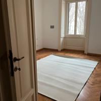 Tappeto moquette bianco bordo verde