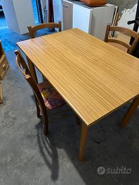 Tavolo con sedie