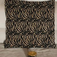 Cuscinone quadrato stile animalier e candela