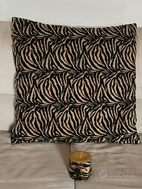 Cuscinone quadrato stile animalier e candela