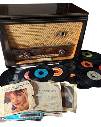 Radio d’epoca vintage completo di dischi