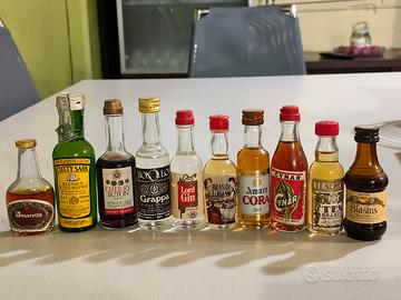   17 bottigliette mini di liquore.