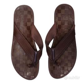 Paio di sandali infradito da uomo Louis Vuitton.