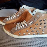 Snikers da donna con borchie