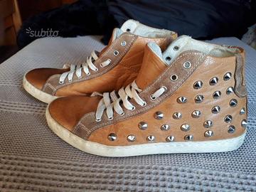 Snikers da donna con borchie