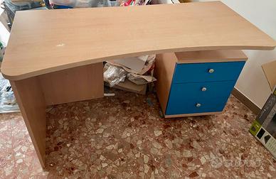 Scrivania con cassettiera – buone condizioni