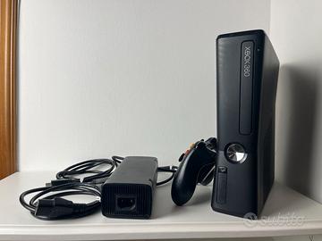 Xbox 360 S Slim 4GB con accessori