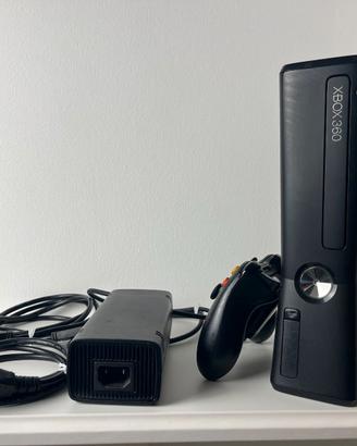 Xbox 360 S Slim 4GB con accessori