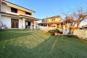 Villa a Schiera a Strambino 9 locali