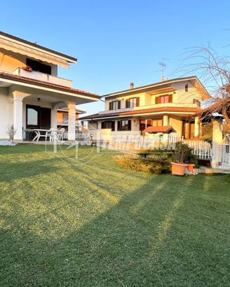 Villa a Schiera a Strambino 9 locali
