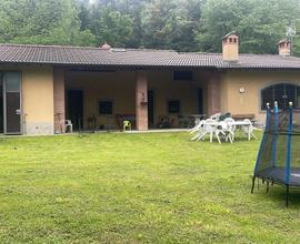 Salone e giardino per feste in villa in campagna