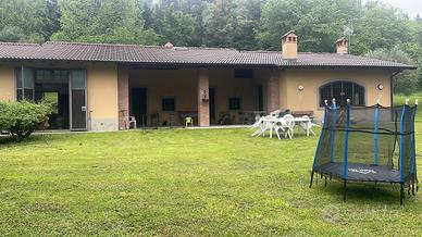 Salone e giardino per feste in villa in campagna