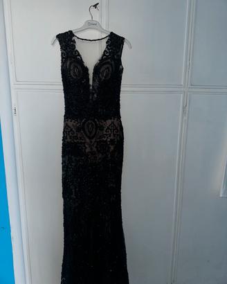 Abito lungo elegante nero con dettagli ricamati