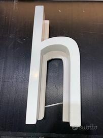 Lettera h ex insegna in metallo luce riflessa