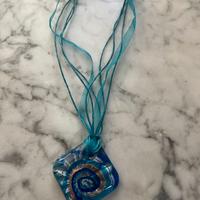 Collana con pendente in vetro di Murano