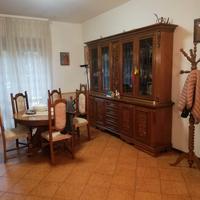 Salotto completo di Mobile tavolo e sedie