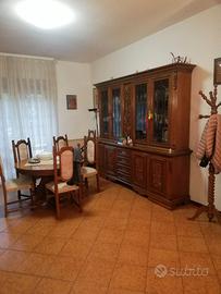 Salotto completo di Mobile tavolo e sedie