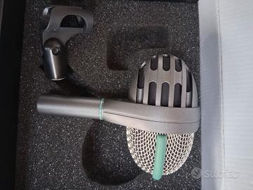 AKG D112 microfono