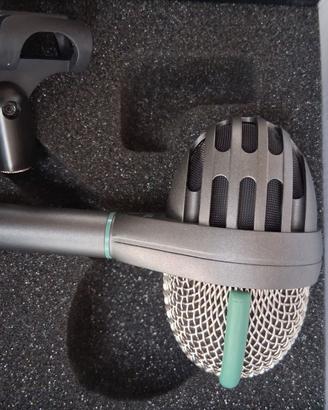 AKG D112 microfono