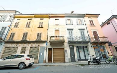 INTERA PALAZZINA IN CENTRO STORICO!