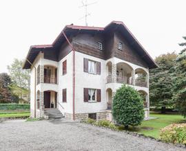 VILLA TRIFAMILIARE INIPENDENTE CON GIARDINO PRIVAT