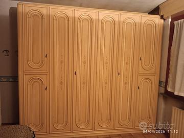 elegante armadio legno 4 ante lunghe e 4 mezze.