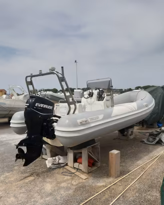 Gommone Trident 550 + Evinrude 90cv – accessoriato