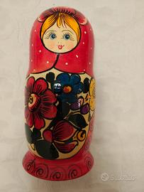 Matrioska decorativa dipinta a mano